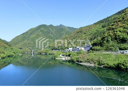 Okawa Village Office and Sameura Dam Lake in early summer (Kochi Prefecture) Okawa Village Office and Sameura Dam Lake in early summer (Kochi Prefecture) 126361046