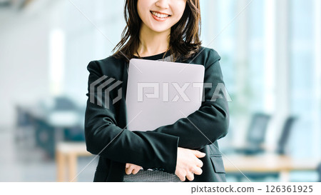 帶筆記型電腦的微笑的女人/女商人 126361925