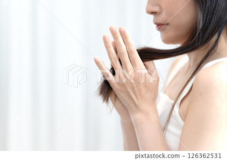 一個女人撫摸她的頭髮 126362531