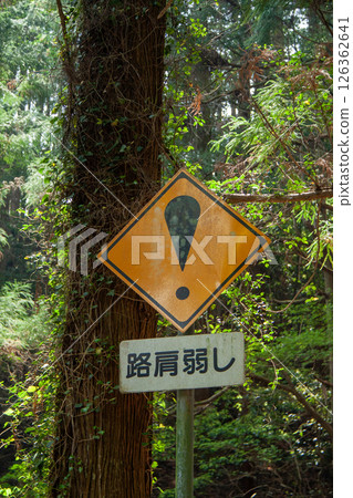 Warning sign (weak road shoulder) Warning sign (weak road shoulder) 126362641