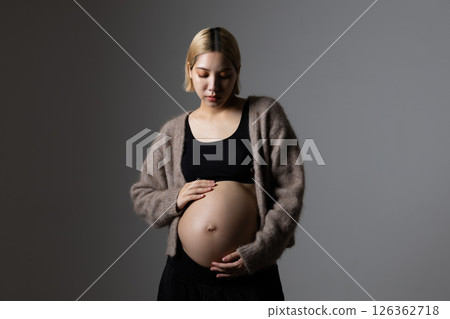 Pregnant woman 126362718