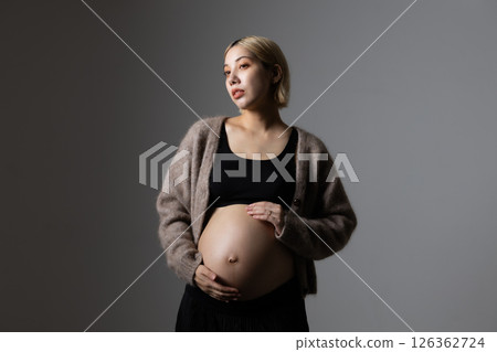 Pregnant woman 126362724