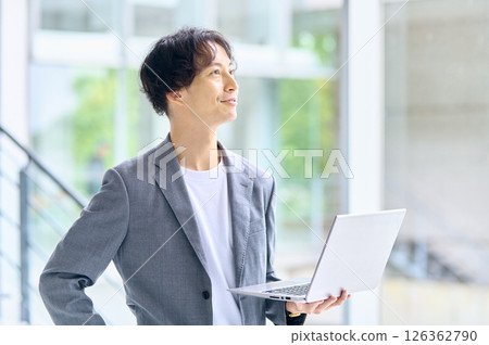 在辦公室操作個人電腦的商務休閒男工程師 在辦公室操作個人電腦的商務休閒男工程師 126362790