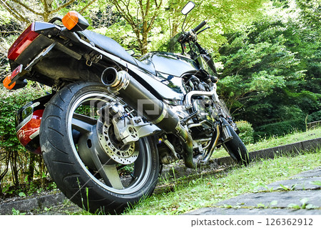 騎自行車穿過清新的綠地 126362912