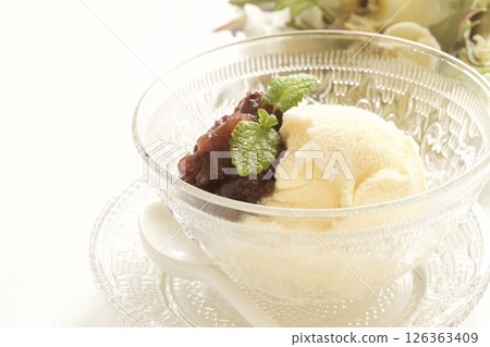 Vanilla ice cream with red bean paste 126363409
