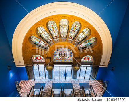 雪梨維多利亞女王大廈，中央入口處的彩色玻璃（內部） 126363591