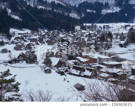 View of the Gassho Village of Shirakawa-go, a tourist attraction in Gifu Prefecture, in winter from an observation deck 126363615