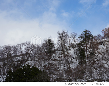 美麗的藍天與雪冬山風景 美麗的藍天與雪冬山風景 126363729