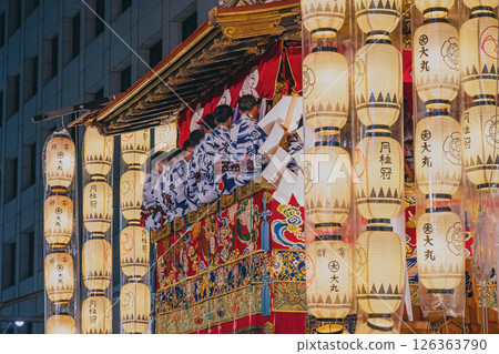 夏季京都祗園祭 花車上美麗的夜間燈籠 夏季京都祗園祭 花車上美麗的夜間燈籠 126363790