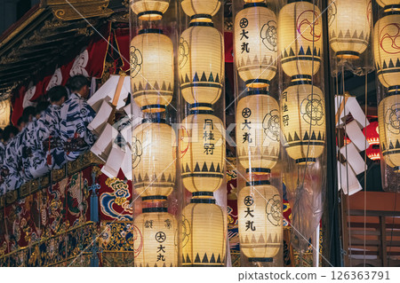 夏季京都祗園祭 花車上美麗的夜間燈籠 夏季京都祗園祭 花車上美麗的夜間燈籠 126363791