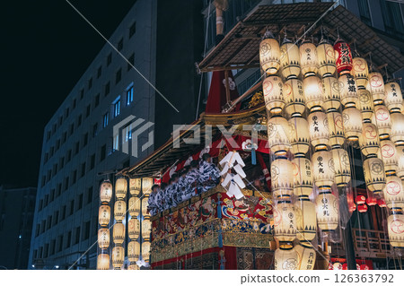 夏季京都祗園祭 花車上美麗的夜間燈籠 夏季京都祗園祭 花車上美麗的夜間燈籠 126363792