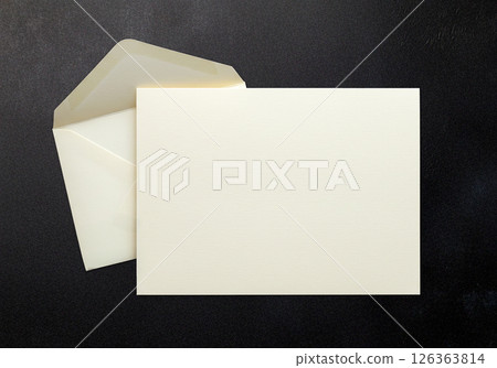 簡單的白色信封和橫向信紙模型 簡單的白色信封和橫向信紙模型 126363814