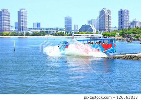 東京港區台場,水陸兩用巴士墜入水中的場景 東京港區台場,水陸兩用巴士墜入水中的場景 126363818