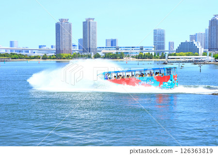 東京港區台場，水陸兩用巴士墜入水中的場景 126363819