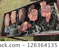 烤肉架上的炭烤牛肉 126364135