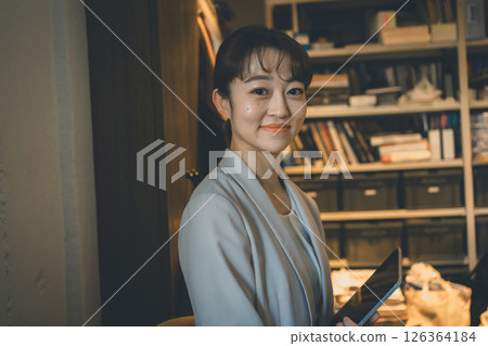 女生 女孩 女性 126364184