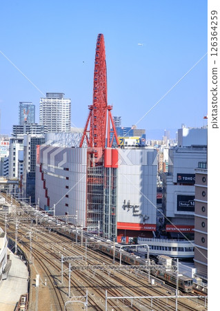 大阪府 HEP FIVE 的摩天輪和附近運行的大阪環狀線 323 系列車 大阪府 HEP FIVE 的摩天輪和附近運行的大阪環狀線 323 系列車 126364259