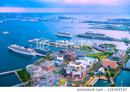 四艘豪華遊輪停靠在日本橫濱市。挪威號……還有里維埃拉號、鑽石號……和皇后號…… 126364597