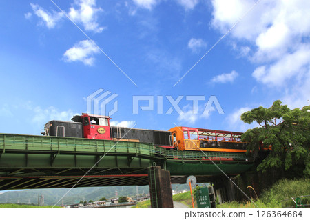 嵯峨野列車從龜岡小火車站出發前往京都。 126364684