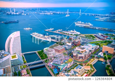 四艘豪華遊輪停靠在日本橫濱市。挪威號…裡維埃拉號和鑽石號也即將啟航…還有女王號 126364804