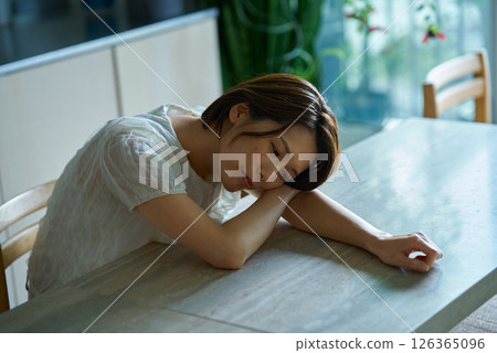 中年女性感覺很累 126365096