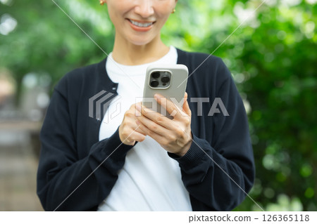 手邊的智能手機 手邊的智能手機 126365118