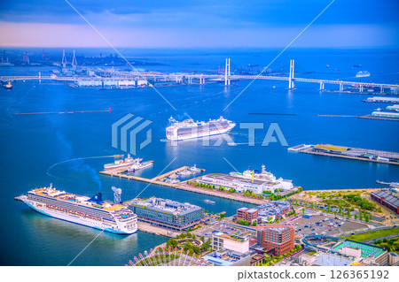 四艘豪華遊輪停靠在日本橫濱市。挪威號…裡維埃拉號和鑽石號也即將啟航…還有女王號 126365192