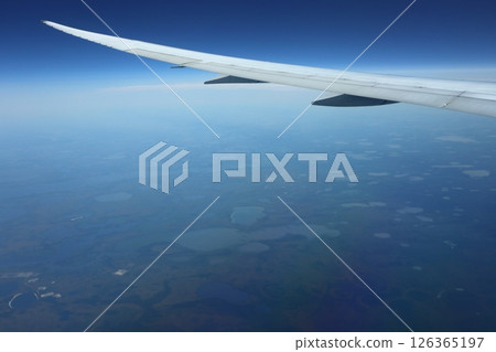 從飛機內部看飛機機翼 從飛機內部看飛機機翼 126365197