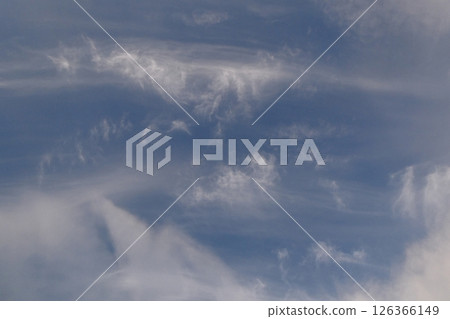 纏結雲是卷雲的變種,是一種向各個方向移動且混雜在一起的雲。 纏結雲是卷雲的變種,是一種向各個方向移動且混雜在一起的雲。 126366149