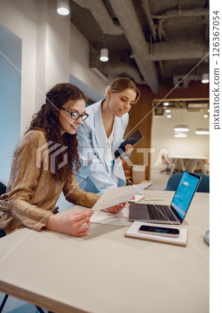 Collaborative Work in a Modern Office Environment Emphasizing teamwork and communication Collaborative Work in a Modern Office Environment Emphasizing teamwork and communication 126367054