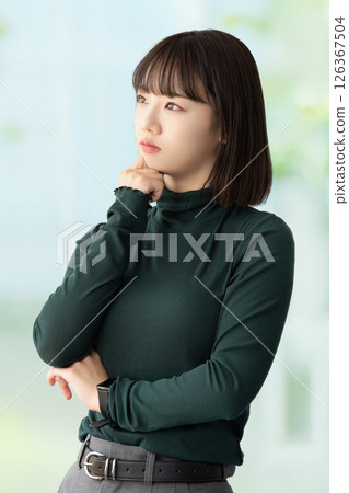 年輕女性/女商人的思考 年輕女性/女商人的思考 126367504