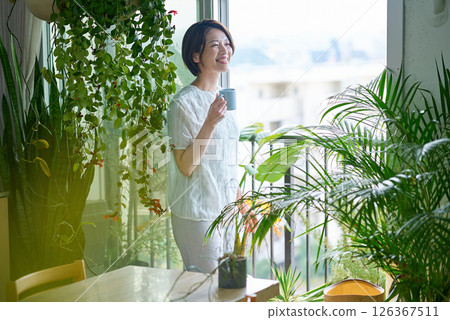 一個被觀葉植物包圍的女人 一個被觀葉植物包圍的女人 126367511