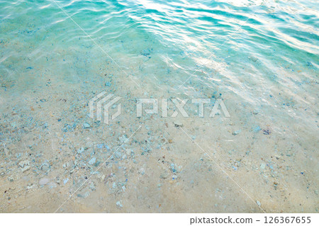 夕陽西下，海岸邊湛藍的海水，在宮古島長濱海灘的沙灘上度假（沖繩縣宮古市） 126367655