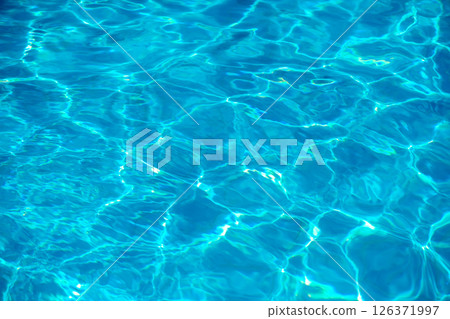 sun glare in the water, water abstract background, clear blue water 126371997