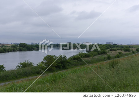 Edogawa River in Matsudo City on a cloudy day in May 2025 126374650