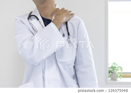 Image of a doctor holding someone's shoulder (Japanese, male, no face, 30s) Image of a doctor holding someone's shoulder (Japanese, male, no face, 30s) 126375048