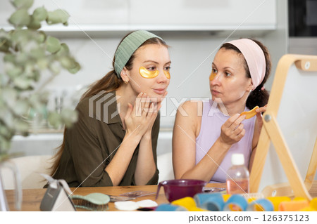 Adult and young women use eye patches Adult and young women use eye patches 126375123