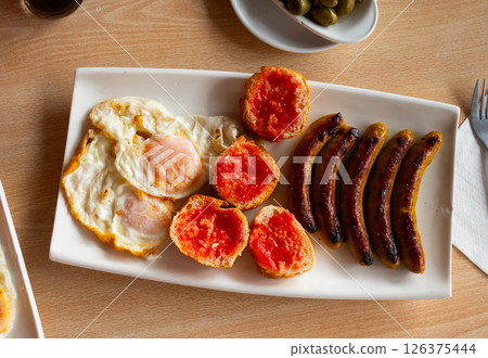 eggs, sausage, sandwiches 126375444