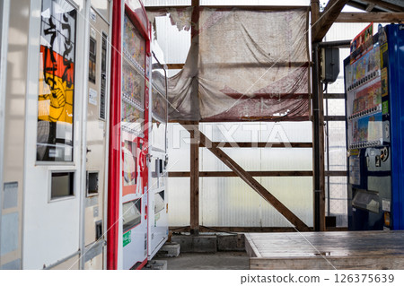 【復古自動販賣機】工廠區內排列整齊的自動販賣機 【復古自動販賣機】工廠區內排列整齊的自動販賣機 126375639