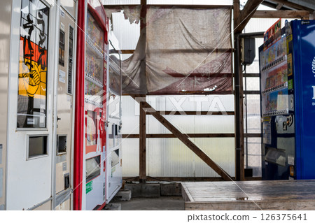 [Retro vending machines] Vending machines lined up in a factory area 126375641