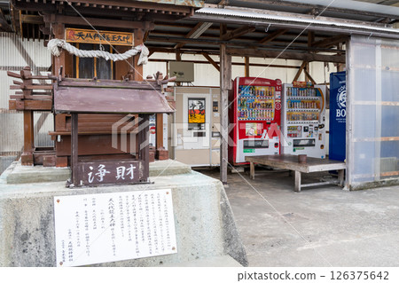 [Retro vending machines] Vending machines lined up in a factory area 126375642