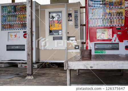 【復古自動販賣機】工廠區內排列整齊的自動販賣機 126375647