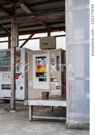 【復古自動販賣機】工廠區內排列整齊的自動販賣機 126375649