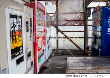 [Retro vending machines] Vending machines lined up in a factory area 126375655