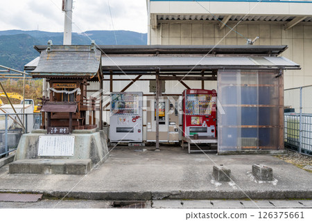 【復古自動販賣機】工廠區內排列整齊的自動販賣機 126375661