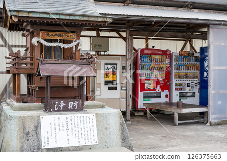 【復古自動販賣機】工廠區內排列整齊的自動販賣機 【復古自動販賣機】工廠區內排列整齊的自動販賣機 126375663