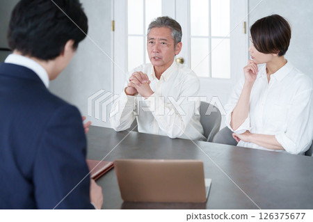 銷售員與親子顧客開會 126375677