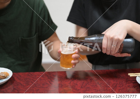 一個女人倒啤酒 一個女人倒啤酒 126375777