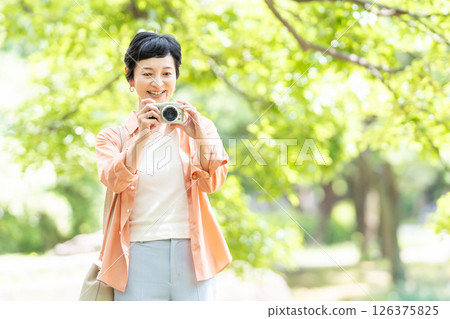 Senior woman travel camera 126375825