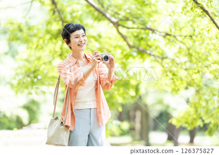 高級女性旅行相機 126375827